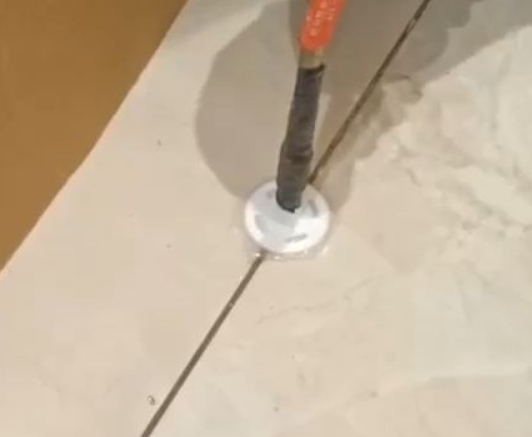 锡林浩特瓷砖空鼓维修公司专业解答瓷砖在铺贴过程中，如果没有涂抹均匀到位的粘结材料（如水泥砂浆或瓷砖胶），可能会导致以下问题